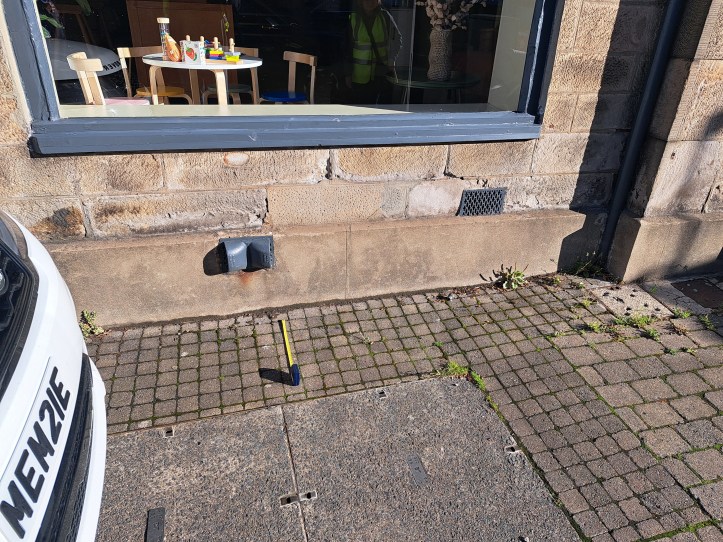 Allume 40 cms shown in front of window