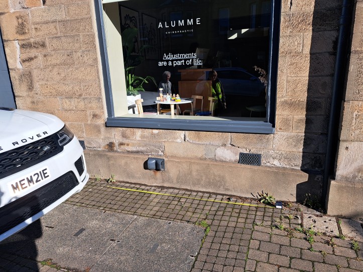 Allume 2 metres shown in front of window